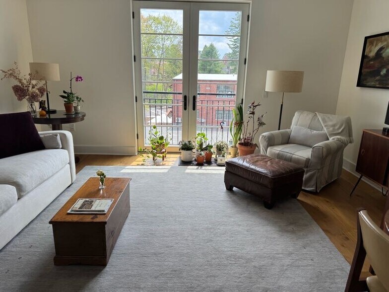 Living / Dining Room - 34 Bridge St