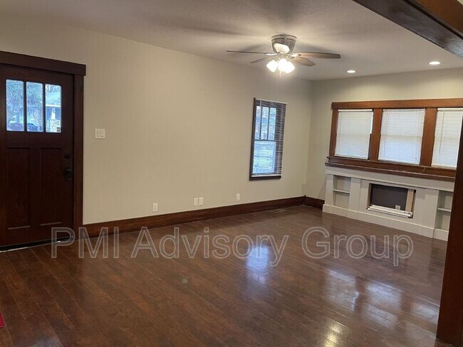 Building Photo - 2201 SW Huntoon St
