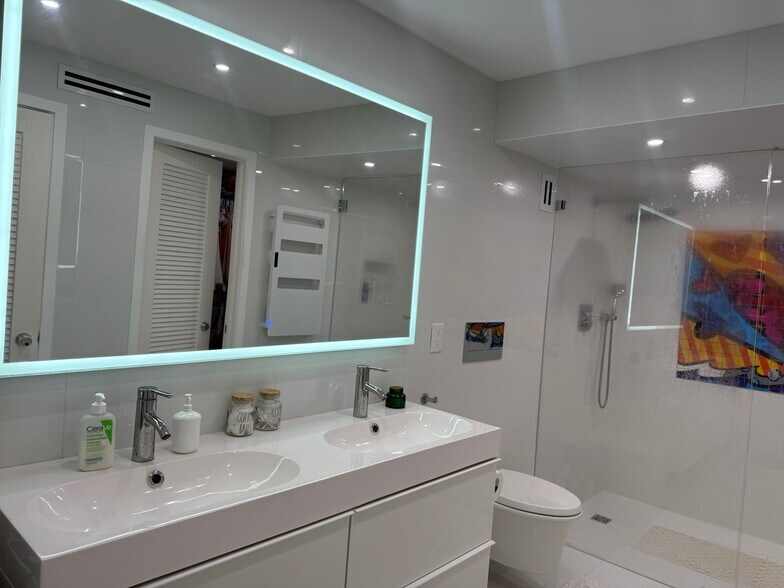 Master bathroom - 1111 Crandon Blvd