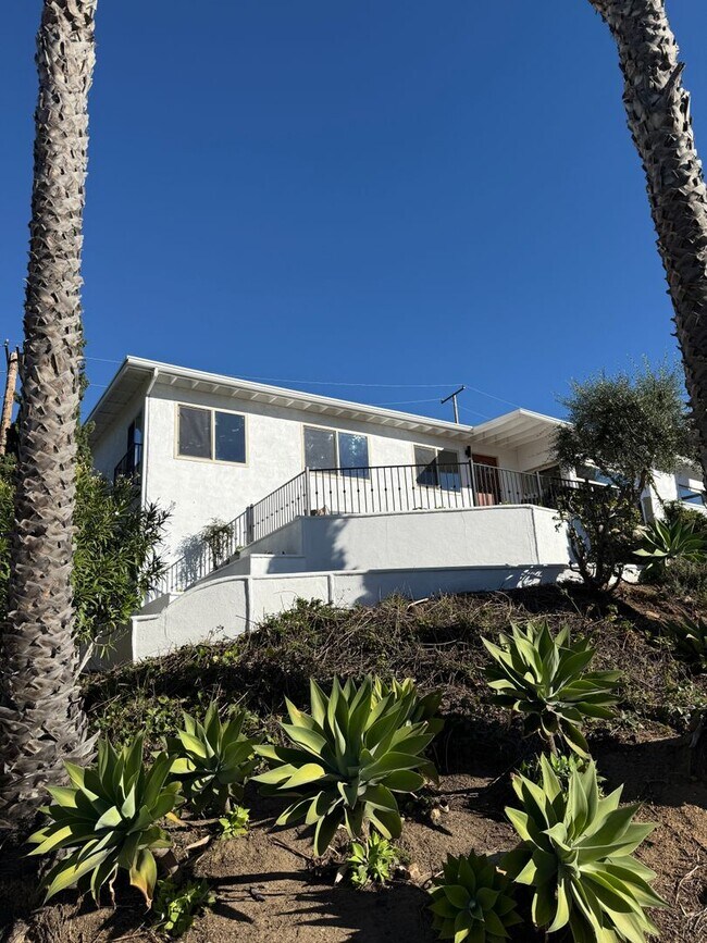 Primary Photo - Ventura Hillside Beauty with 3 bedrooms, a...