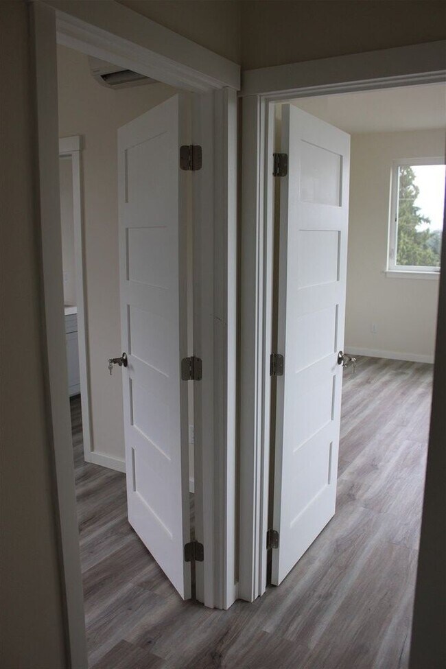 Building Photo - 2 bedroom 2 bathroom Brand New Triplex!