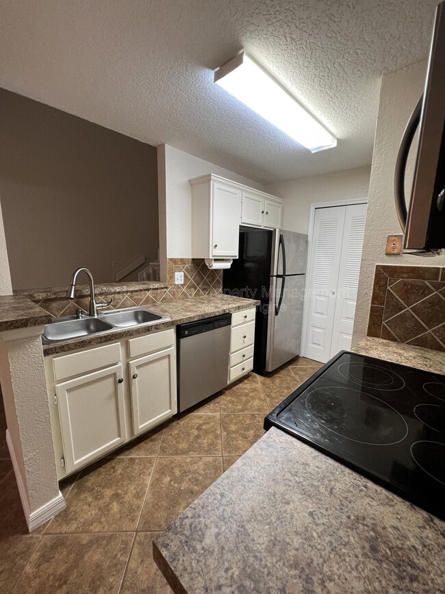 Building Photo - 954 Forest Ridge Ct