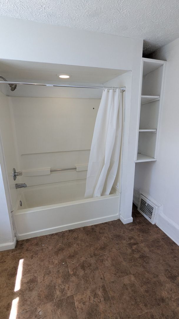 Building Photo - Discover this well-maintained 3-bedroom, 1-bath home in Akron