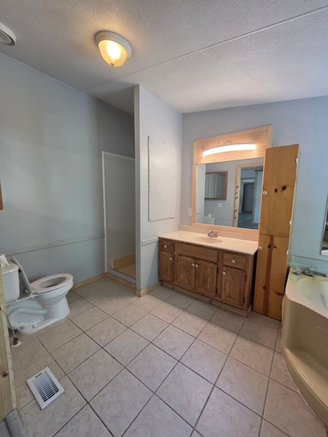 Building Photo - $1,800 - 3 Bedroom 3 Bathroom Unfurnished Home in Tatham Mountain Park