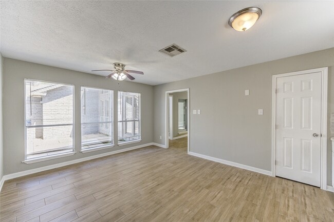 Building Photo - 5054 Pine Cliff Dr