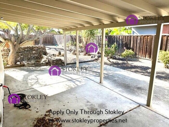 Building Photo - 1875 Queens Rd