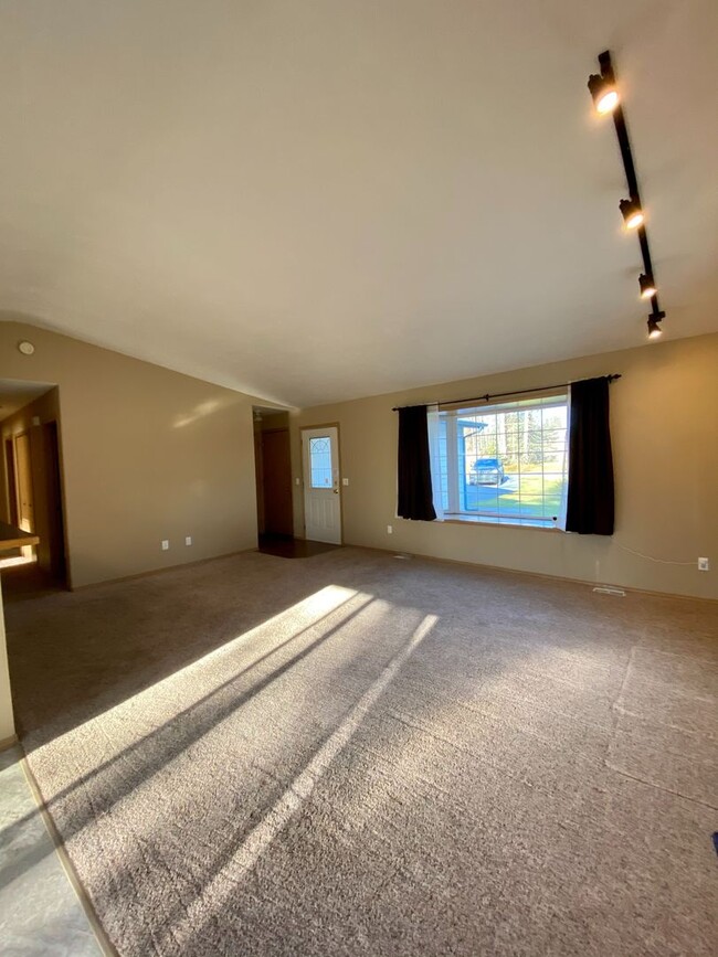 Building Photo - SOLDOTNA RANCH!