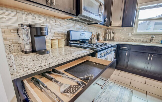 Building Photo - Furnished Eastside Beautiful 3 bed/2 baths for RENT Utilities & Wi-Fi INCLUDED