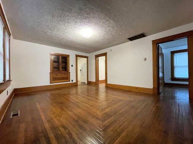 Building Photo - 3 Bed 1 Bath Home