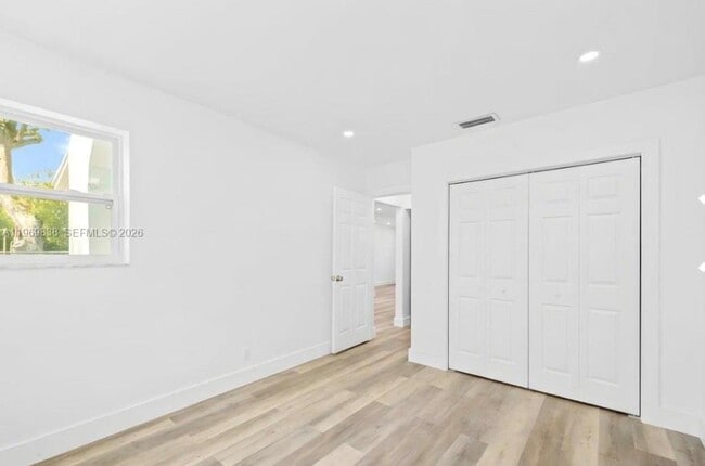 Building Photo - 816 N Golf Dr