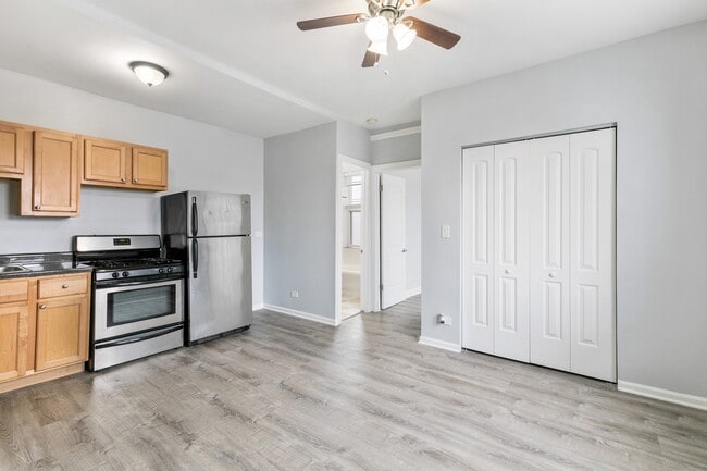 Primary Photo - 5860 N Kenmore Ave
