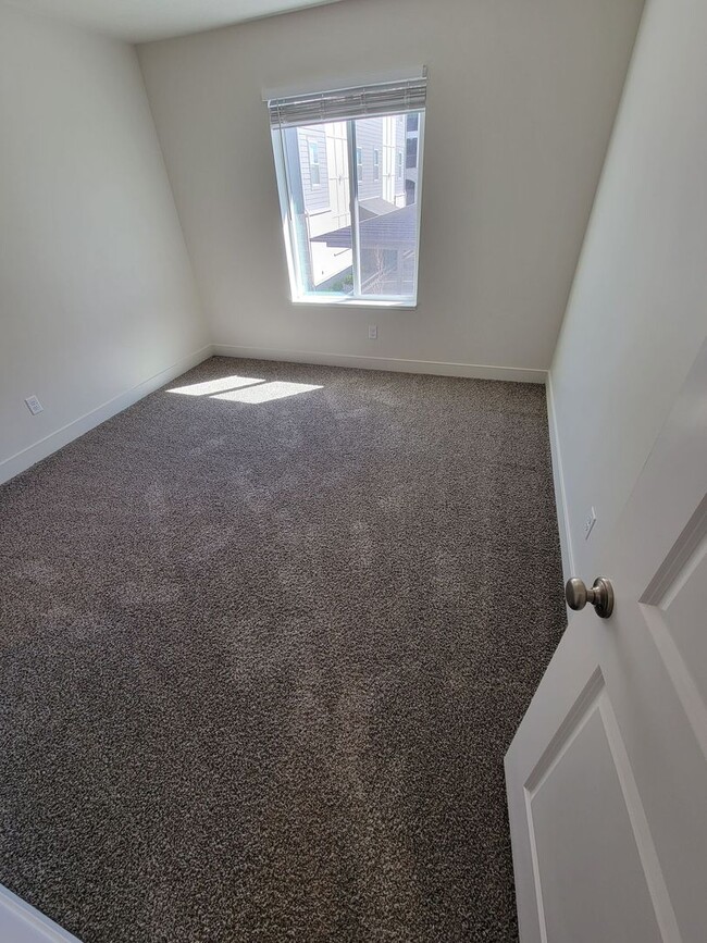 Building Photo - 2 Weeks Free Rent in May! West Haven 3 bed...