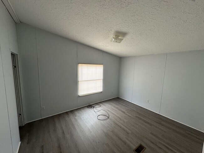 Building Photo - 328 Pine Tree Dr