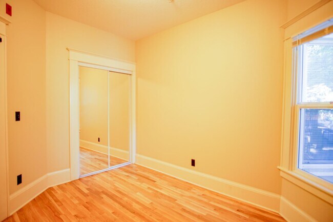 Building Photo - Historic Building-Beautifully Renovated 1-Bedroom Close-in SE!