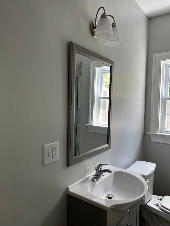 Full bath - 909 E Mulberry St