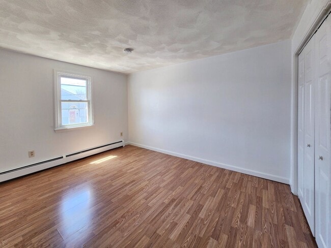 Building Photo - Beautifully remodeled townhouse with garage.