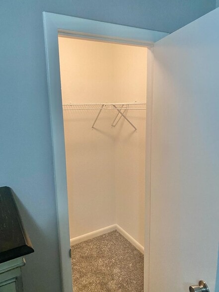 Master closet 5'2" x 4' - 272 Alexandra Dr