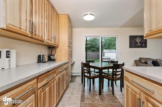 Building Photo - Furnished 3bed/1.5 bath near shopping and more!