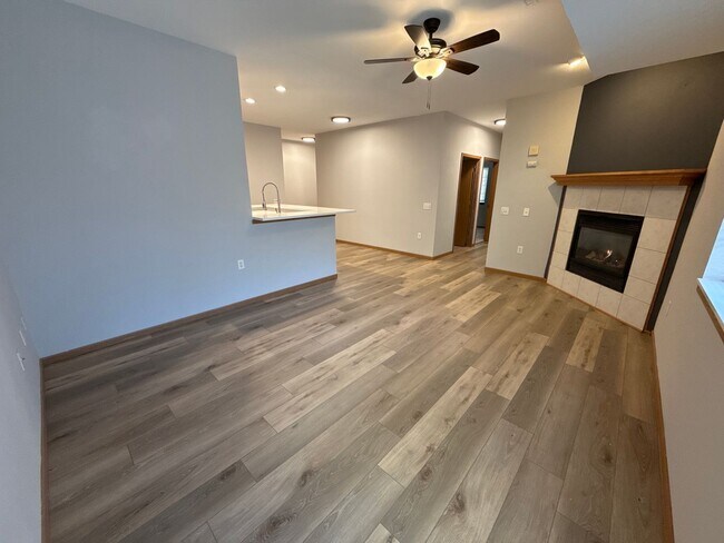 Building Photo - Large 2 Bedroom, 2 Bath apartment with 2 car garage