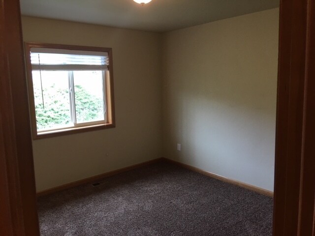 Building Photo - **$300.00 Off 1st Month Rent**3  Bed/2 Bat...