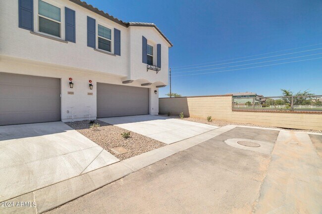Building Photo - 4017 E Amoroso Dr