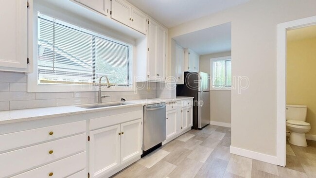 Building Photo - 2977 N Willamette Blvd