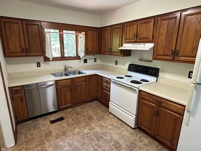 Building Photo - 4 Bed | 2 Bath Townhouse near NCSU - MOVE ...