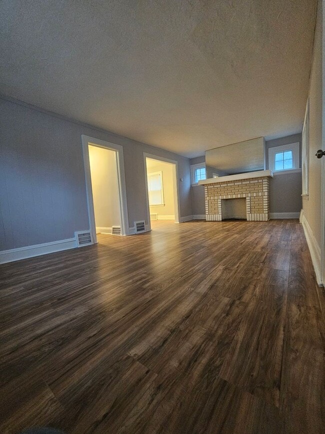 Building Photo - 3 Bed - 1 Full Bath Colonial available for...