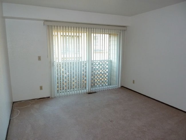 Building Photo - Beautiful townhome with duel primary bedrooms in fantastic location