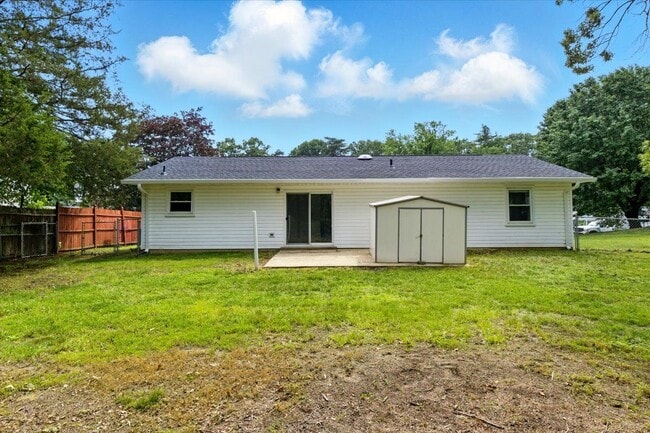 Building Photo - 643 University Dr