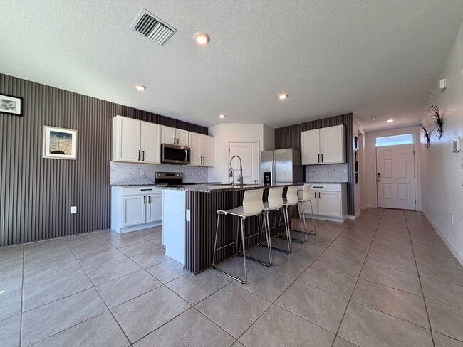 Building Photo - Beautiful 4 bed/3 bath 2 story!