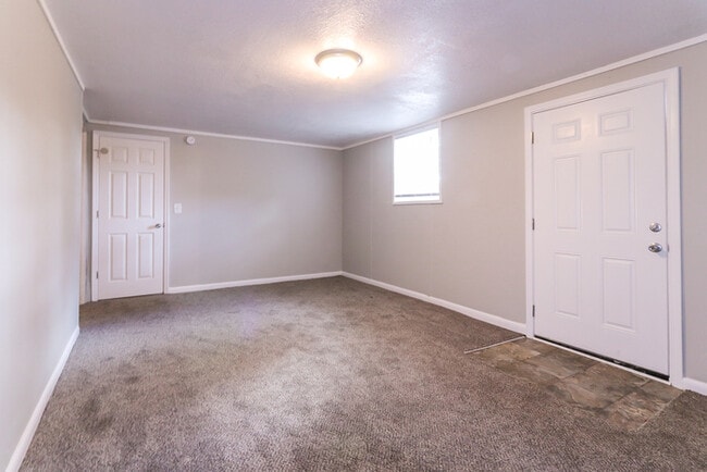Building Photo - 2436 Southgate Dr