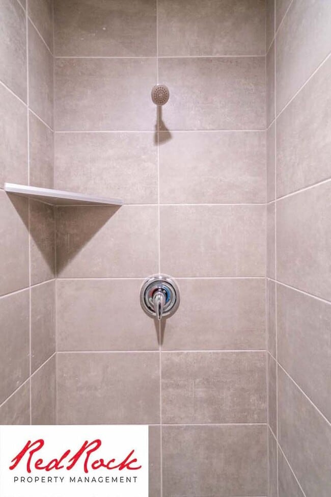 Building Photo - Modern 4-Bed Townhome in Hurricane Heights