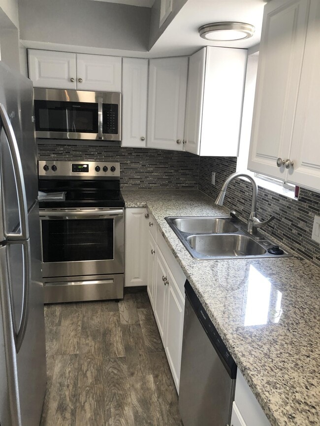 Building Photo - 2601 W Broadway Blvd