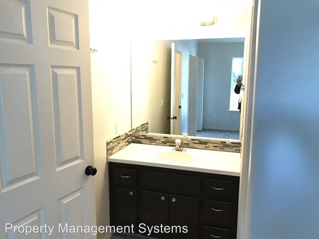 Building Photo - 19195 SE Yamhill St