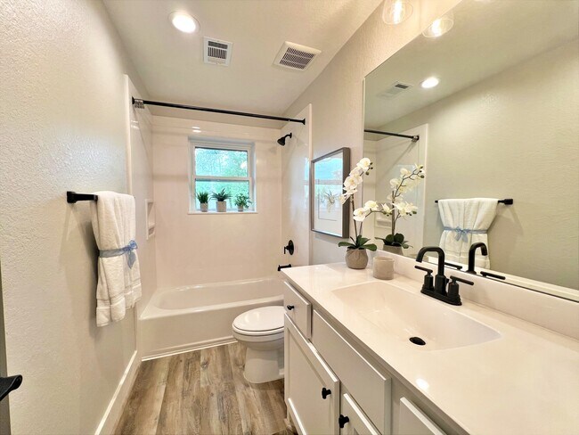 Building Photo - 701 Cannan Dr