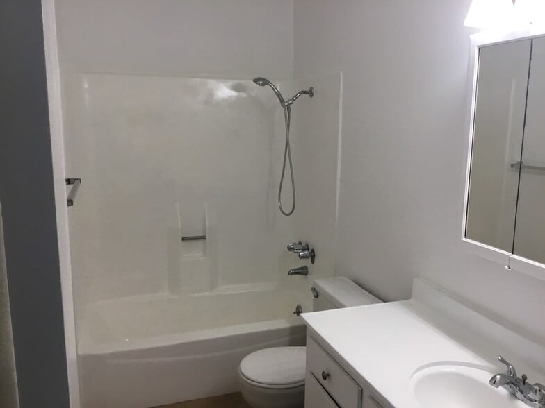 2nd Floor Bathroom - 4727 W 147th St