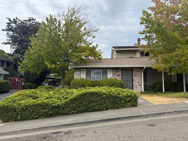 Building Photo - 765 Pope Dr