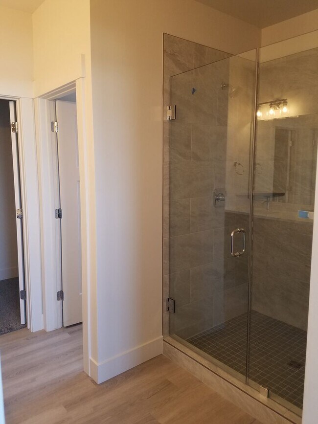 Building Photo - 3 Bed 2.5 Bath in Belgrade with attached d...
