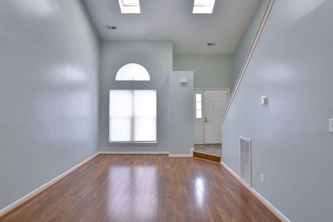 Building Photo - Well Maintained Coventry Home