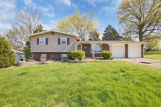 Primary Photo - Spacious 4-Bedroom Home Near STL Airport i...