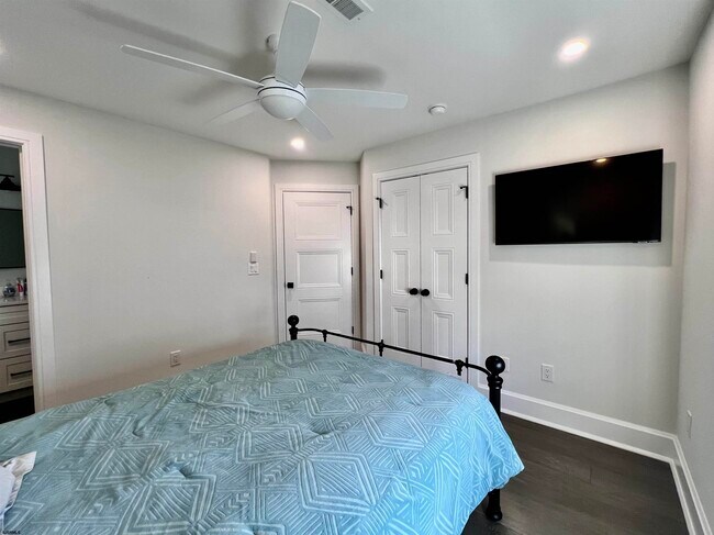 Building Photo - 16 A S Fredericksburg Ave