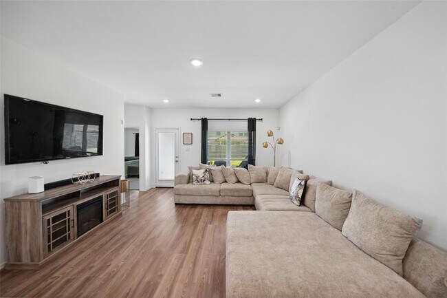 Building Photo - 7406 Hillside Arbor