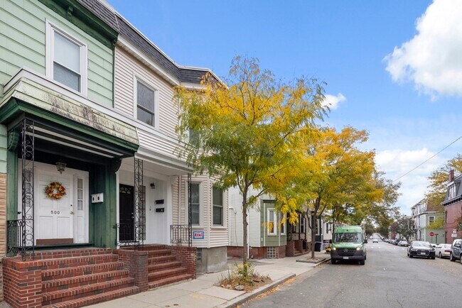 Building Photo - 503 E 6th St