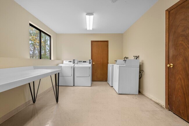 Building Photo - 23 Shirley St