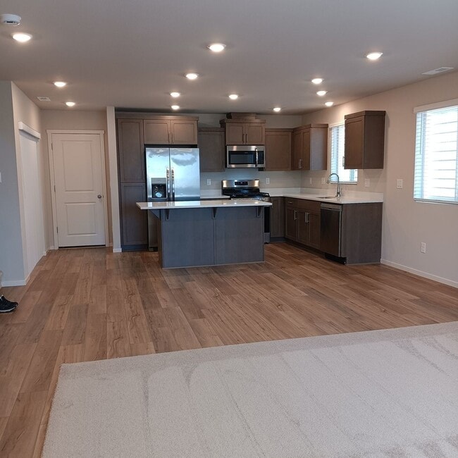 Building Photo - Beautiful Modern Home in Woodburn is Ready For You!!