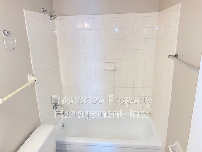 Building Photo - 4381 Howardcrest Dr