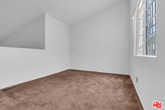 Building Photo - 607 N Rossmore Ave