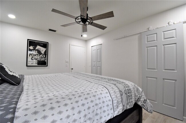 Building Photo - 6550 Country Wood Way