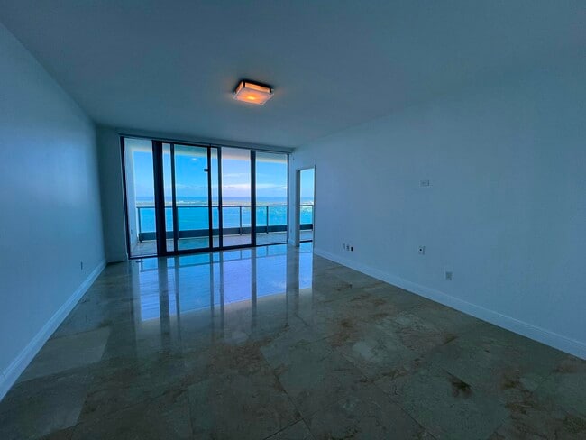 Building Photo - 1331 Brickell Bay Dr